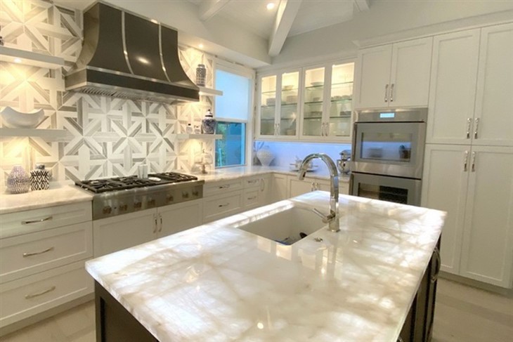 Cristallo Quartzite Countertop Translucent